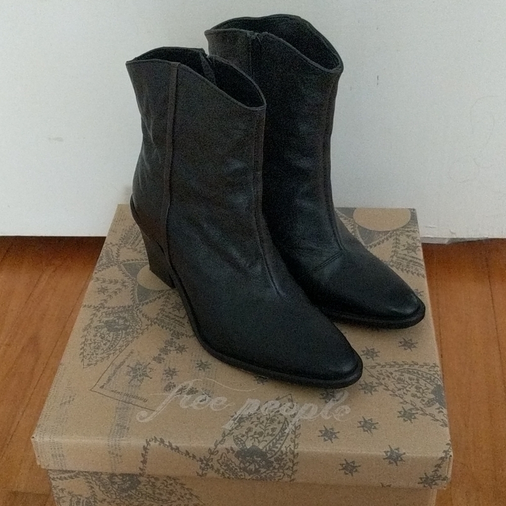 Boots - Picture 2 of 5
